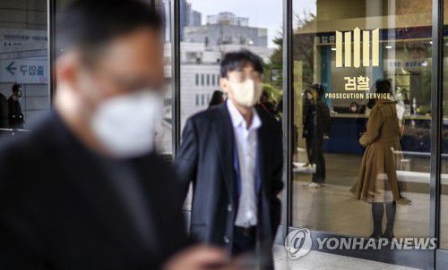 구속심사 앞두고 숨진 유한기…검찰 대장동 '윗선 수사' 또 제동(서울=연합뉴스) 윤동진 기자 = 대장동 개발을 둘러싼 뇌물 등 각종 의혹에 연루된 유한기 전 성남도시개발공사 개발사업본부장이 구속 심사를 앞두고 10일 자택 인근에서 숨진 채 발견됐다. 유 전 본부장을 시작점으로 각종 의혹의 '윗선'을 규명하려던 검찰의 수사는 예상치 못한 변수에 또다시 제동이 걸렸다.     사진은 이날 점심시간 서초구 서울중앙지검의 모습. 2021.12.10 mon@yna.co.kr