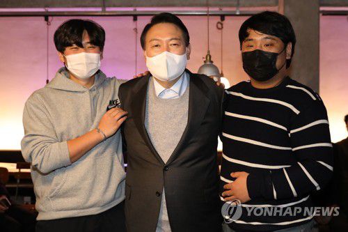 의인들과 기념사진 찍는 윤석열(강릉=연합뉴스) 이정훈 기자 = 국민의힘 윤석열 대선 후보가 10일 저녁 강원 강릉시 안목동 한 카페를 찾아 지난 19년 흉기 난동범을 맨손으로 제압한 전중현, 변정우 씨를 면담한 뒤 기념사진을 찍고 있다. 2021.12.10 [공동취재] uwg806@yna.co.kr