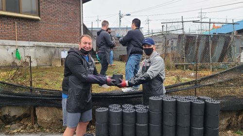 "따뜻한 겨울 나세요"(연천=연합뉴스) 노승혁 기자 = 경기 동두천에 주둔 중인 주한미군 장병들이 11일 연천군 전곡읍 저소득 가정을 찾아 연탄 나눔 봉사활동을 벌이고 있다. 2021.12.11  nsh@yna.co.kr (끝)