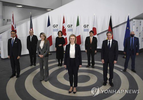 G7 외교장관(리버풀[영국] 풀/AP=연합뉴스) G7 외교 수장들이 11일(현지시간) 영국 리버풀에서 열린 G7 외교·개발장관회의 중 기념사진을 촬영하고 있다.2021.12.11 photo@yna.co.kr