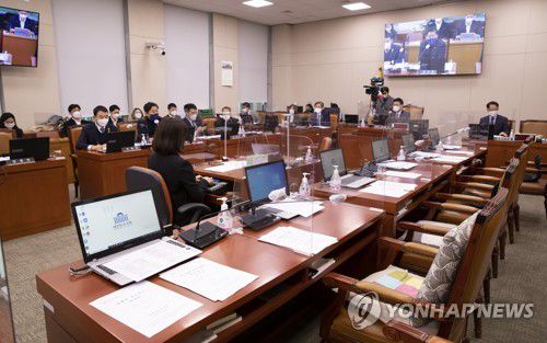 '이재명 특검법' 상정 누락에 국민의힘 법사위 퇴장국민의힘 의원들이 지난달 30일 오후 서울 여의도 국회에서 열린 법제사법위원회 전체회의에서 '이재명 특검법' 상정 누락에 반발하며 퇴장해 자리가 비어있다.[연합뉴스 자료사진]