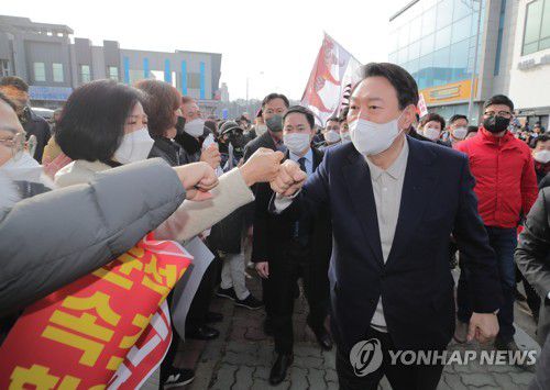 시민들에게 인사하는 윤석열국민의힘 윤석열 대선 후보가 전날 오전 강원 속초시 대포어촌계 어업인복지회관에서 열린 강원도 살리기 현장 간담회에 참석하며 지지자들과 인사하고 있다. [연합뉴스 자료사진]