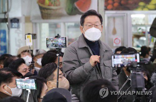 안동 중앙신시장에서 연설하는 이재명 후보고향인 안동을 방문한 더불어민주당 이재명 대선 후보가 전날 경북 안동시 안동 중앙신시장을 찾아 즉석연설을 하고 있다. [연합뉴스 자료사진]