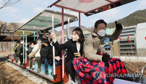 문경 가은역 꼬마열차 타는 이재명 대선후보(문경=연합뉴스) 하사헌 기자 = 더불어민주당 이재명 대선 후보와 부인 김혜경 씨가 12일 경북 문경시 가은역을 찾아 꼬마열차에 탑승하며 20여년 전 석탄을 실어 나르던 철로에서 관광지로 바뀐 현장을 살펴보고 있다. 2021.12.12 toadboy@yna.co.kr