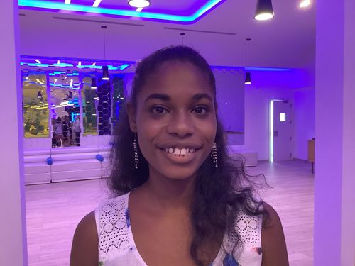 쿠바 K팝 연구자 "K팝 때문에 양국 더 가까워져" (아바나=연합뉴스) 고미혜 특파원 = K팝을 주제로 쿠바 예술대학(ISA) 졸업 논문을 쓴 레이다 브라보가 8일(현지시간) 아바나에서 인터뷰 후 사진 촬영에 응하고 있다. 2021.12.13. mihye@yna.co.kr