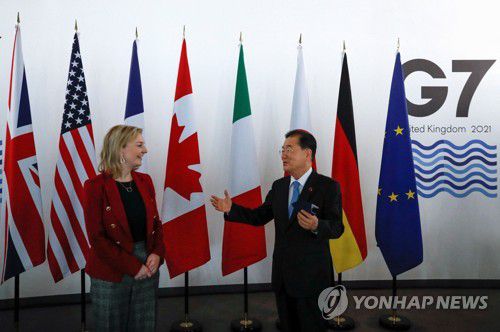 정의용 외교부 장관과 G7 의장국 영국의 리즈 트러스 외무장관(리버풀 로이터=연합뉴스) 정의용 외교장관과 주요 7개국(G7) 의장국 영국의 리즈 트러스 외무장관이 12일(현지시간) 영국 리버풀 G7 외교·개발장관회의 회담장에서 대화하고 있다. 2021.12.13 photo@yna.co.kr