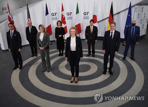 영국 리버풀서 회담 앞두고 사진 촬영하는 G7 외무장관들[AFP=연합뉴스 자료사진. 재판매 및 DB 금지]