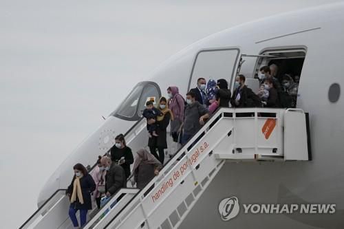 노래 연주하면 총격…아프간 탈출 음악가들 포르투갈 도착[AP=연합뉴스]