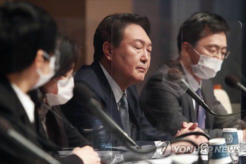 답변하는 윤석열 대선후보(서울=연합뉴스) 국민의힘 윤석열 대선후보가 14일 오전 서울 중구 프레스센터 국제회의장에서 열린 관훈클럽 초청 토론회에서 답변하고 있다. 2021.12.14 [국회사진기자단] srbaek@yna.co.kr