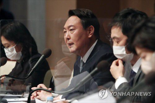 답변하는 윤석열 대선후보(서울=연합뉴스) 국민의힘 윤석열 대선후보가 14일 오전 서울 중구 프레스센터 국제회의장에서 열린 관훈클럽 초청 토론회에서 답변하고 있다. 2021.12.14 [국회사진기자단] srbaek@yna.co.kr