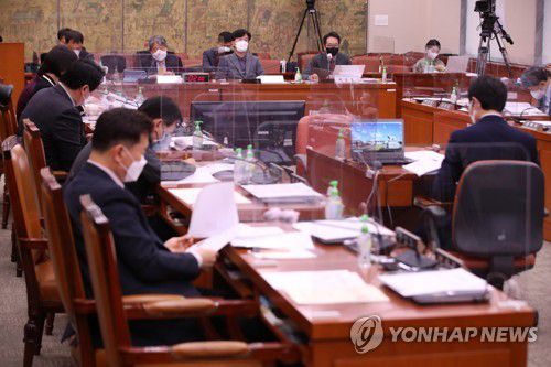 국회 언론·미디어 제도개선 특별위원회 공청회(서울=연합뉴스) 이정훈 기자 = 14일 오후 국회에서 언론·미디어 제도개선 특별위원회가 열리고 있다. 이날 특위에서는 미디어 신뢰도 개선 관련 '언론중재 및 피해구제 등에 관한 법률' 및 '정보통신망 이용촉진 및 정보보호 등에 관한 법률'에 대한 공청회가 진행됐다. 2021.12.14 [국회사진기자단] uwg806@yna.co.kr