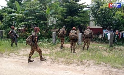 레이 께이 꺼시를 습격해서 수색하는 미얀마군[카렌정보센터(KIC) 캡처. 재판매 및 DB 금지]