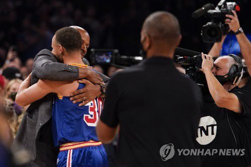 레이 앨런의 축하 받는 커리[AP=연합뉴스]