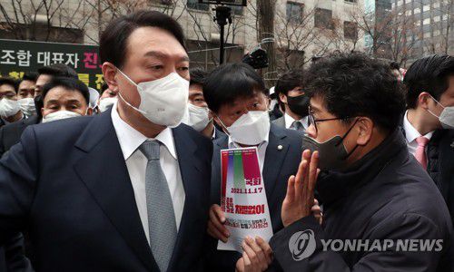 한상균 전 민주노총 위원장으로부터 입법청원서 전달받는 윤석열 대선후보(서울=연합뉴스) 15일 오전 한국노총 간담회를 위해 서울 여의도 한국노총을 찾은 국민의힘 윤석열 대선 후보가 건물 밖에서 기자회견을 하던 한상균 권리찾기유니온 대표(전 민주노총 위원장)를 만나 '근로기준법 개정 촉구 입법청원서'를 전달받고 있다. 2021.12.15 [국회사진기자단] toadboy@yna.co.kr