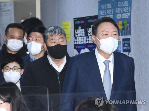 한국노총-윤석열 정책간담회(서울=연합뉴스) 국민의힘 윤석열 대선 후보가 15일 오전 서울 여의도 한국노총에서 열린 정책간담회에 김동명 위원장과 참석하고 있다. 2021.12.15 [국회사진기자단] uwg806@yna.co.kr