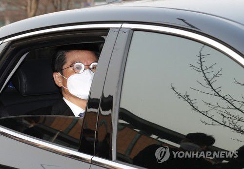 '라임 로비' 윤갑근 전 고검장 항소심서 무죄 석방(서울=연합뉴스) 이지은 기자 = 라임자산운용 관련 로비 혐의가 1심에서 유죄로 인정돼 징역 3년의 실형을 선고받은 윤갑근 전 고검장이 15일 항소심에서 무죄를 선고받고 서울 구로구 서울남부구치소를 나와 차량에 탑승하고 있다. 2021.12.15 jieunlee@yna.co.kr