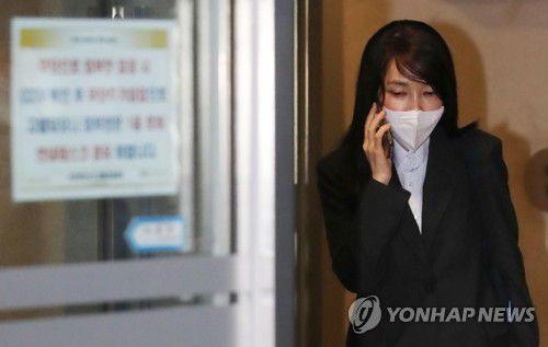 전화 통화하는 김건희 씨(서울=연합뉴스) 임헌정 기자 = 국민의힘 윤석열 대선 후보의 배우자 김건희 씨가 15일 서울 서초구 자택에서 나와 자신의 사무실로 향하고 있다. 2021.12.15 kane@yna.co.kr