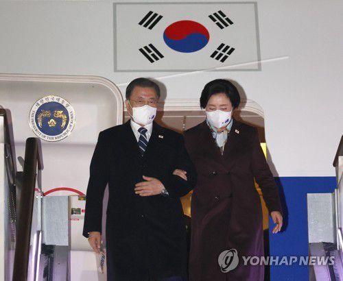 호주 국빈 방문 마친 문재인 대통령(성남=연합뉴스) 안정원 기자 = 3박4일간 호주 국빈 방문을 마친 문재인 대통령 내외가 15일 성남 서울공항에 도착, 공군 1호기에서 내리고 있다. 2021.12.15 jeong@yna.co.kr