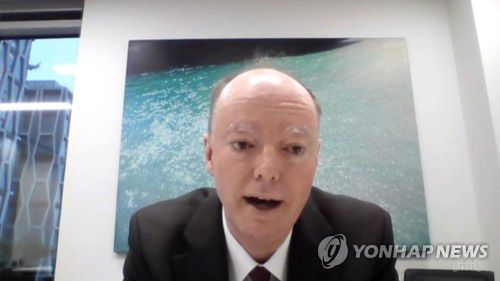 영국 정부 최고의학보좌관인 크리스 휘티 교수 (런던 PRU/AFP=연합뉴스)  영국 정부 최고의학보좌관인 크리스 휘티 교수가 16일(현지시간) 하원 화상회의에서 신종 코로나바이러스 감염증(코로나19)의 새로운 변이종인 오미크론에 관해 설명하고 있다. photo@yna.co.kr 2021.12.16