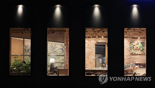 '오미크론' 변이 공포에 다시 불안에 빠진 자영업계[연합뉴스 자료사진]