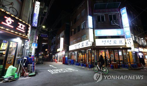 사적 모임 인원 축소 첫날, 한산한 노가리골목[연합뉴스 자료사진]