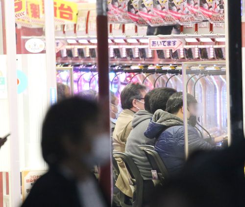 북적이는 도쿄 파친코(도쿄=연합뉴스) 이세원 특파원 = 16일 오후 일본 도쿄(東京)의 한 파친코에서 손님들이 게임을 하고 있다.