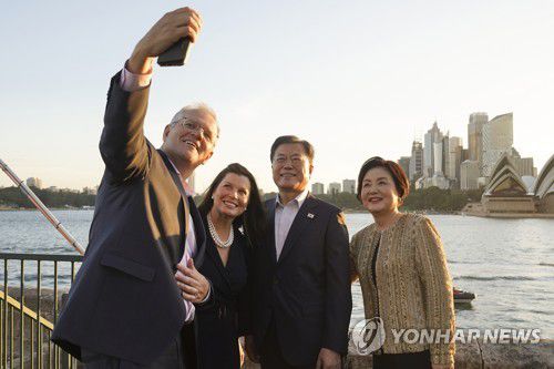 스콧 모리슨 호주 총리 내외와 기념촬영하는 문재인 대통령 내외(시드니=연합뉴스) 안정원 기자 = 호주를 국빈 방문 중인 문재인 대통령 내외가 14일(현지시간) 시드니 총리 관저에서 열린 만찬에 앞서 스콧 모리슨 호주 총리 내외와 함께 휴대전화로 기념촬영을 하고 있다. 2021.12.15 jeong@yna.co.kr