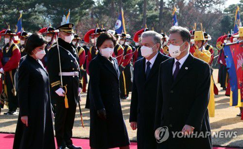 의장대 사열하는 샤프카트 미르지요예프 우즈베키스탄 대통령(서울=연합뉴스) 서명곤 기자 = 한국을 국빈 방문한 샤프카트 미르지요예프 우즈베키스탄 대통령이 문재인 대통령과 함께 17일 청와대에서 열린 공식환영식에서 의장대를 사열하고 있다. 2021.12.17 seephoto@yna.co.kr
