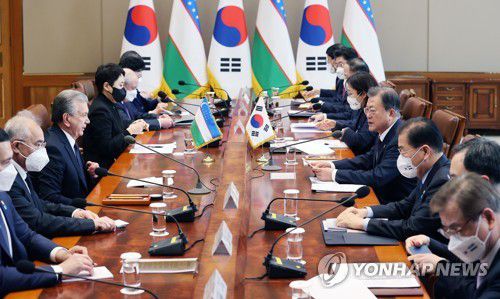 한-우즈벡 정상회담(서울=연합뉴스) 서명곤 기자 = 문재인 대통령이 17일 청와대에서 열린 한-우즈베키스탄 정상회담에서 인사말을 하고 있다.  2021.12.17 seephoto@yna.co.kr