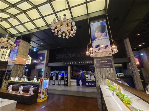 거리두기 강화에 한산한 홍대 인근 영화관[촬영 임성호]