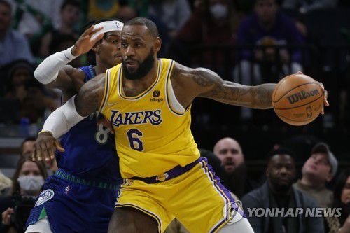 미네소타를 상대로 공격을 시도하는 LA 레이커스의 제임스[AP=연합뉴스]
