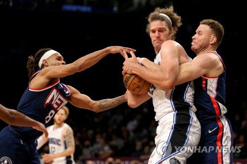 공 지키는 로페스[USA투데이=연합뉴스]