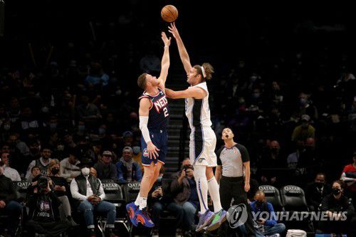 브루클린-올랜도 경기 점프볼[USA투데이=연합뉴스]