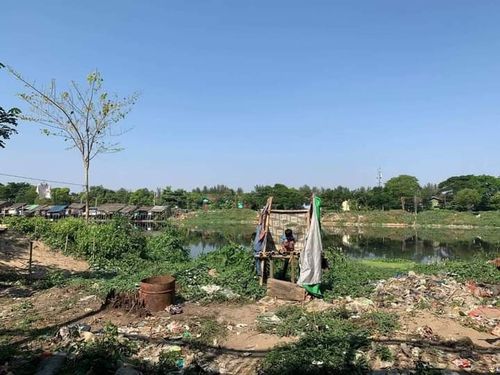 천변 양안에 가득했던 무허가 판자촌이 거의 다 철거되고 덩그러니 남은 집 한 부분[The Irrawaddy 캡처. 재판매 및 DB 금지]