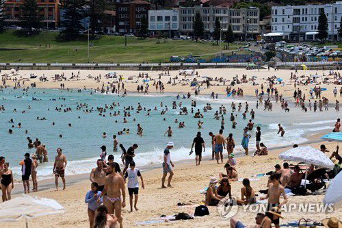 더운 여름에 붐비는 시드니 해변[EPA=연합뉴스]