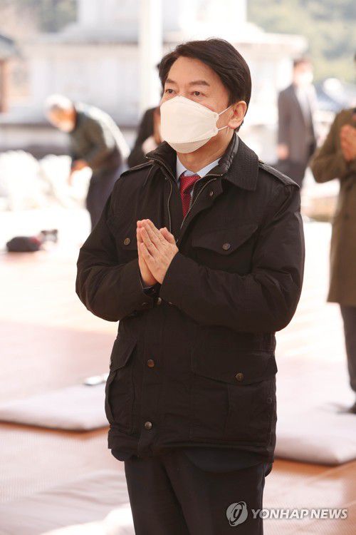 팔공산 동화사 찾아 합장한 안철수(대구=연합뉴스) 김현태 기자 = 국민의당 안철수 대선 후보가 20일 대구 팔공산 동화사를 찾아 통일대불 앞에서 합장하고 있다. 2021.12.20 mtkht@yna.co.kr