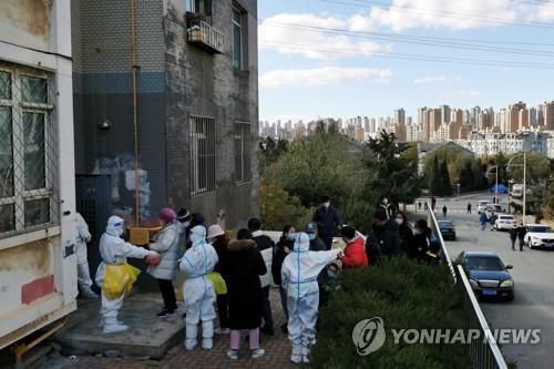 중국 다롄시, 주민 코로나19 검사 (로이터=연합뉴스) 중국 랴오닝성 다롄시 당국이 지난 10일 주민들의 코로나19 검사를 하는 모습. 2021.11.15. [연합뉴스 자료사진] photo@yna.co.kr
