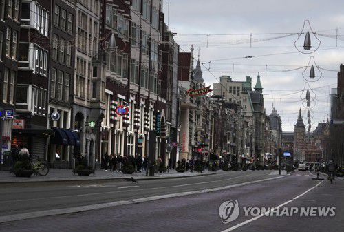 봉쇄령이 내려진 네덜란드 암스테르담 거리[AP 연합뉴스 자료사진 재판매 및 DB 금지]