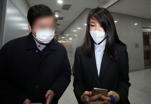 기자 질문 받는 김건희 씨사진은 국민의힘 윤석열 대선 후보의 배우자 김건희 씨가 지난 15일 서울 서초구 자택에서 나와 자신의 사무실로 향하고 있는 모습 [연합뉴스 자료사진]