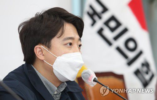 이준석, 상임선대위원장 사퇴(서울=연합뉴스) 하사헌 기자 = 국민의힘 선거대책위원회 공동상임선대위원장인 이준석 대표가 21일 오후 서울 여의도 국회에서 기자회견을 열고  "선대위 내에서의 모든 직책을 내려놓겠다"고 밝히고 있다. 2021.12.21 [국회사진기자단] toadboy@yna.co.kr