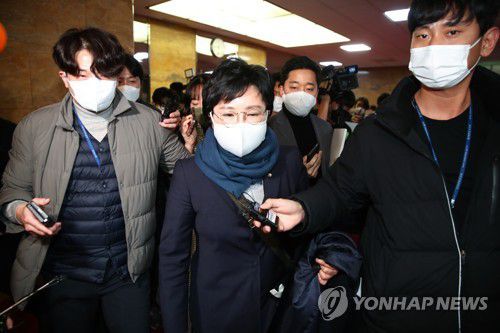 취재진 질문받는 조수진(서울=연합뉴스) 이정훈 기자 = 국민의힘 이준석 대표와 갈등을 겪고 있는 조수진 선대위 공보단장이 21일 오후 국회 당 대표실을 나서며 취재진의 질문을 받고 있다. 2021.12.21 [국회사진기자단] uwg806@yna.co.kr