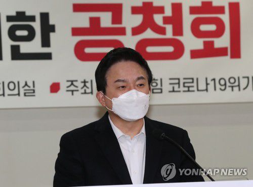 축사하는 원희룡 선대위 정책총괄본부장(서울=연합뉴스) 백승렬 기자 = 국민의힘 원희룡 선대위 정책총괄본부장이 21일 국회 의원회관에서 열린 코로나19 백신 피해보상을 위한 공청회에서 축사하고 있다. 2021.12.21 srbaek@yna.co.kr