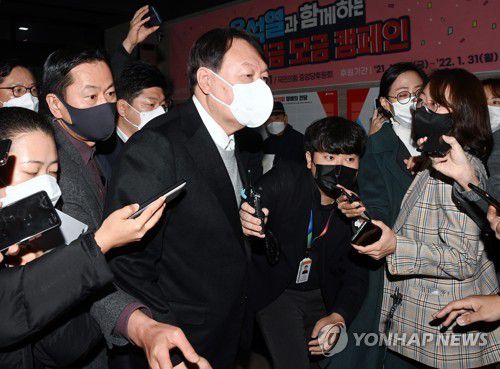 취재진 질문 받는 윤석열 대선 후보(서울=연합뉴스) 하사헌 기자 = 국민의힘 윤석열 대선 후보가 22일 오전 서울 여의도 국민의힘 당사로 출근하며 취재진의 질문을 받고 있다. 2021.12.22 [국회사진기자단] toadboy@yna.co.kr