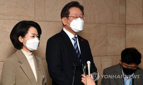 한국여성기자협회 창립 60주년 기념식 마치고 기자 질문에 답하는 이재명 후보[국회사진기자단] toadboy@yna.co.kr