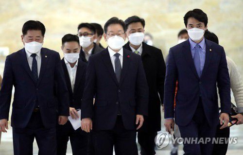 의원총회 참석하는 이재명 대선후보[국회사진기자단] srbaek@yna.co.kr