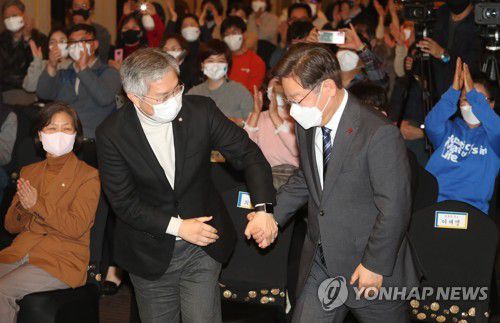 최강욱 대표 손 잡은 이재명 대선후보(서울=연합뉴스) 백승렬 기자 = 더불어민주당 이재명 대선후보(오른쪽)가 23일 오후 서울 여의도 서울시티클럽에서 열린 열린민주당 당원 토크콘서트에 참석해 최강욱 대표 손을 잡고 무대로 이동하고 있다. 2021.12.23 [국회사진기자단] srbaek@yna.co.kr