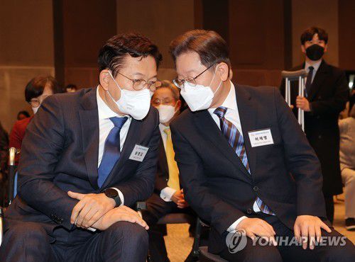 대화하는 이재명 후보와 송영길 대표더불어민주당 이재명 대선 후보와 송영길 대표가 지난 12월 22일 서울 중구 프레스센터 국제회의장에서 열린 한국여성기자협회 창립 60주년 기념식에서 대화하고있다. [연합뉴스 자료사진]