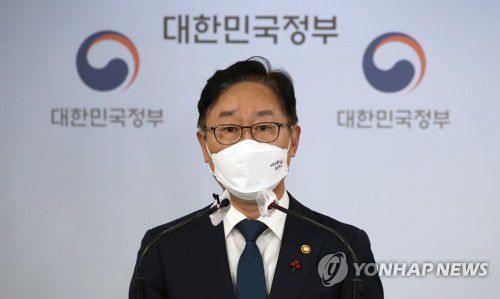 신년 특별사면 발표하는 박범계 법무부 장관(서울=연합뉴스) 김승두 기자 = 박범계 법무부 장관이 24일 정부서울청사에서  2022년 신년 특별사면을 발표하고 있다. 2021.12.24 kimsdoo@yna.co.kr