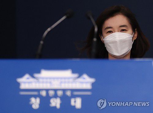 문재인 대통령 특별사면 메시지 발표 나선 박경미 대변인(서울=연합뉴스) 안정원 기자 = 박경미 청와대 대변인이 24일 춘추관 브리핑룸에서 박근혜 전 대통령 특별 사면과 한명숙 전 국무총리 복권 등에 대한 문재인 대통령의 메시지를 발표하기 위해 단상으로 향하고 있다. 2021.12.24 jeong@yna.co.kr