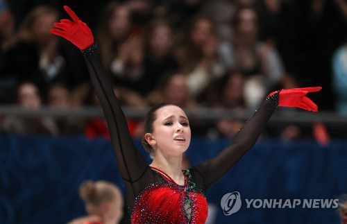 우승 차지한 카밀라 발리예바러시아 피겨스케이팅 선수 카밀라 발리예바가 26일(한국시간) 러시아 상트페테르부르크 유빌레이니 아레나에서 열린 2022 러시아 피겨스케이팅 챔피언십 대회 여자 싱글 프리스케이팅 연기를 펼치고 있다. 발리예바는 비공인 세계기록으로 1위를 차지해 베이징동계올림픽 출전권을 획득했다. [타스=연합뉴스]